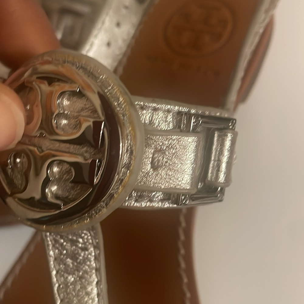 Tory Burch Silver Metallic Thong Sandal size 6.5 - Picture 5 of 6
